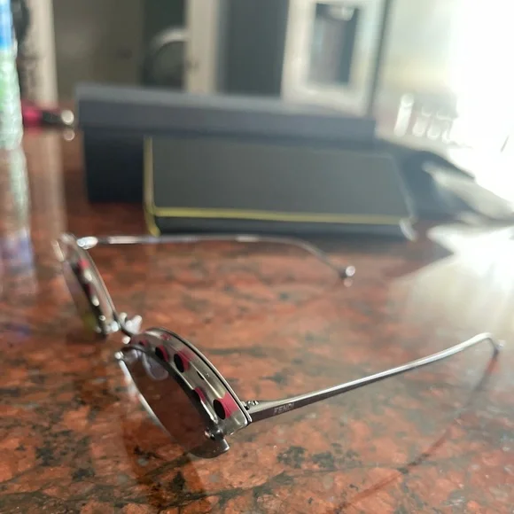 Sunglasses used like new (used only one time)